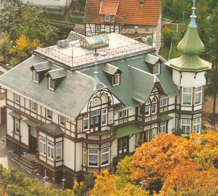 Luftbild der Villa in Luisenthal