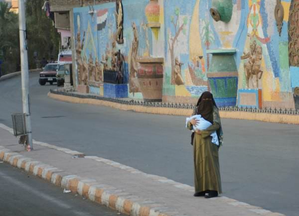 ägyptische Frau mit ihrem Tragling