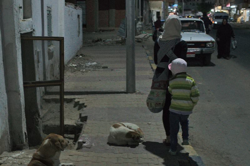 Spaziergang durchs abendliche Hurghada mit Kind - Kopftuch, Straßenhunde, Müll