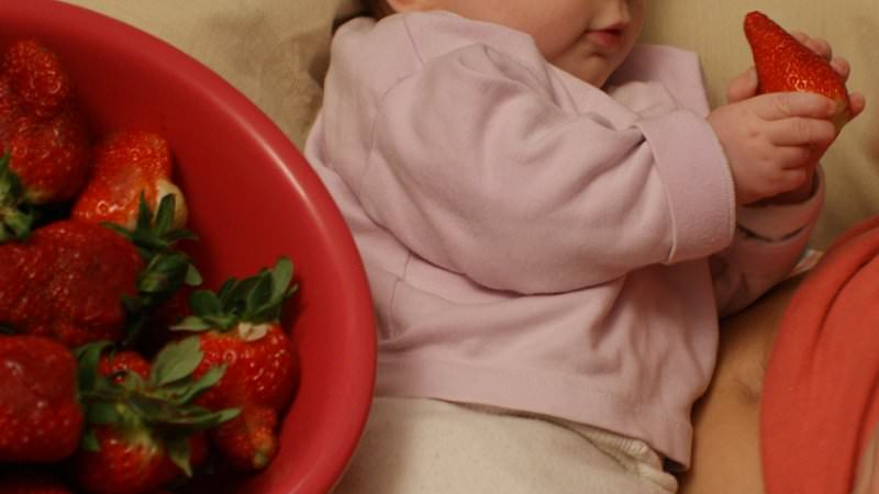 Eine Erdbeere fürs Baby