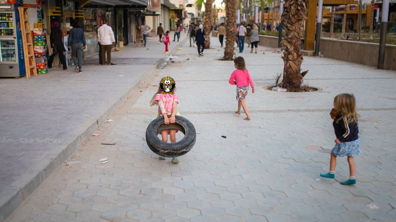 Spielen auf der Sherry Street in Hurghada, Ägypten