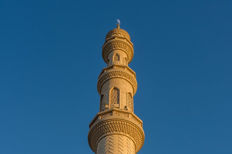 Turm der Moschee, Hurghada, Ägypten mit Mond