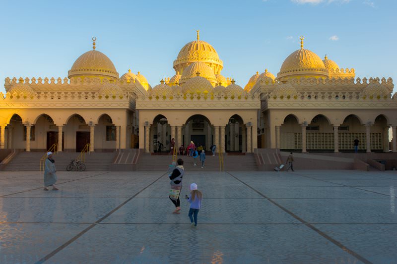 Kultur: die Aldahaar-Moschee in Hurghada