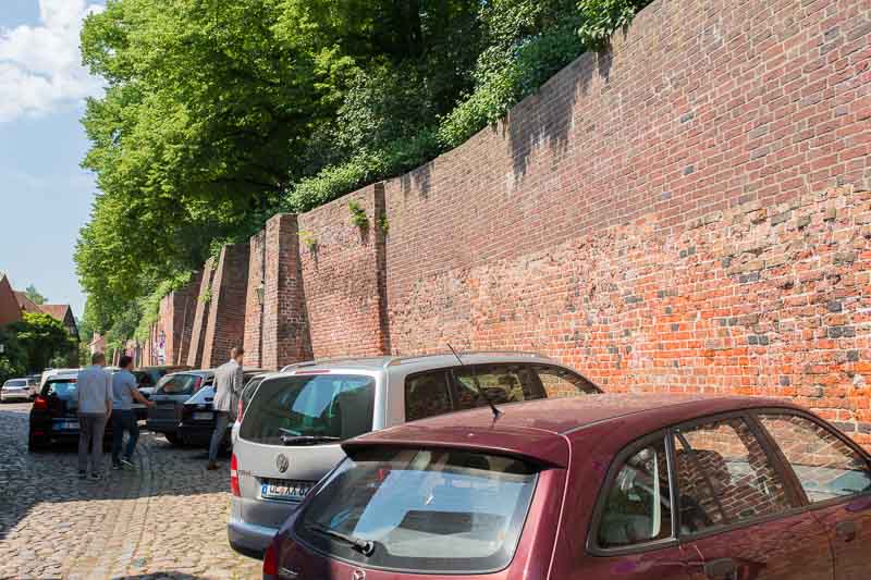 Lüneburger Stadtmauer - dahinter: der Liebesgrund
