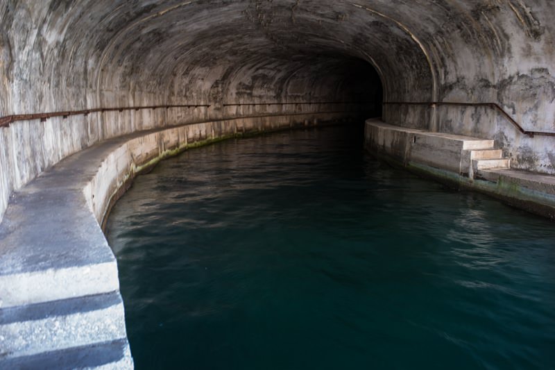 Dunkler Tunnel für Militärboote