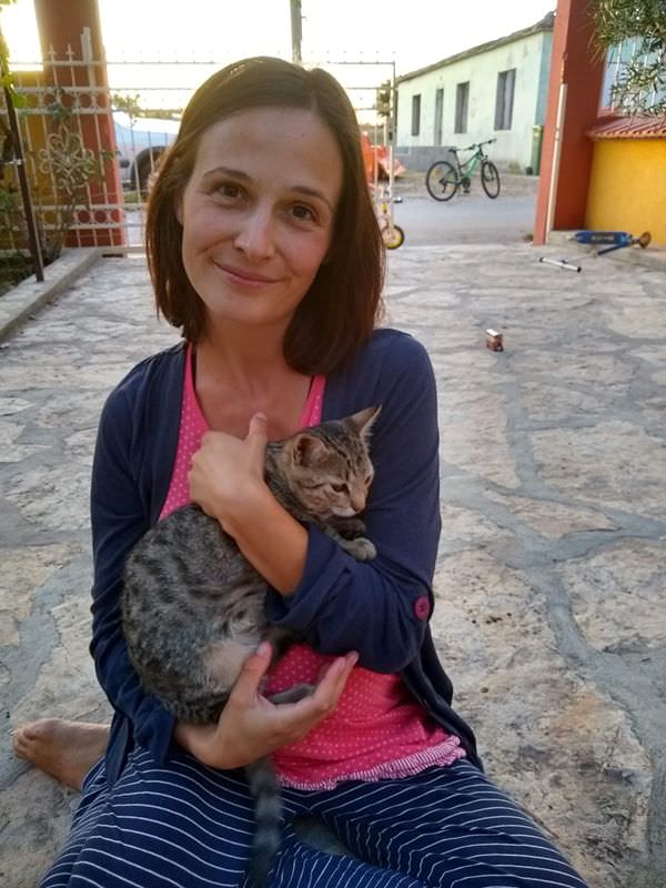 Evelin hält eine kleine Katze im Arm