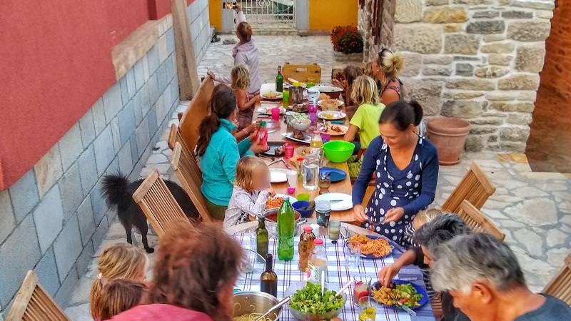 Kroatien: Gemeinsames Essen nach getaner Arbeit
