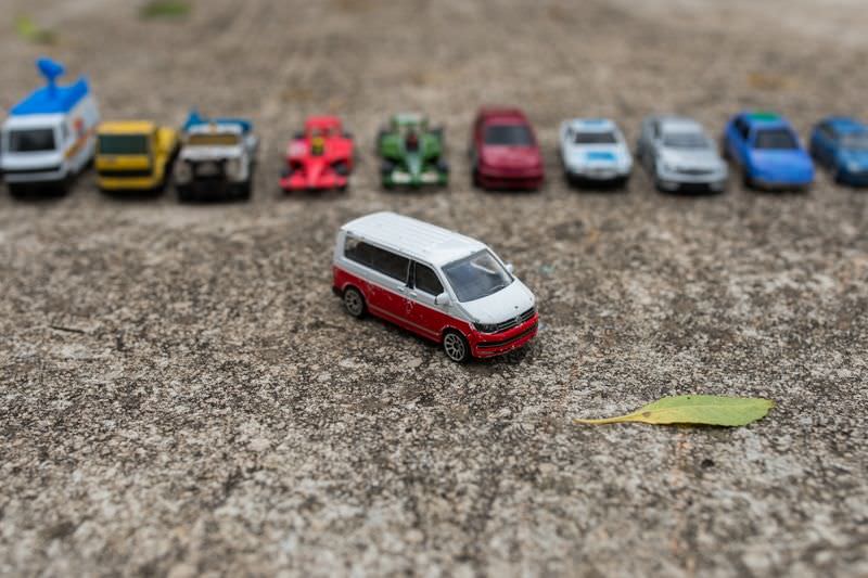 Spielautos: einige Matchbox-Autos und ein Spielzeug-VW-T6