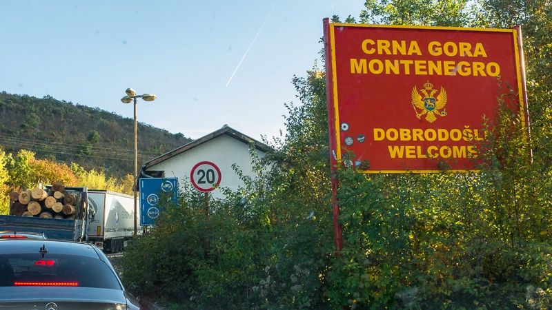 An der Grenze zu Montenegro musst Du die Autoversicherung nachweisen