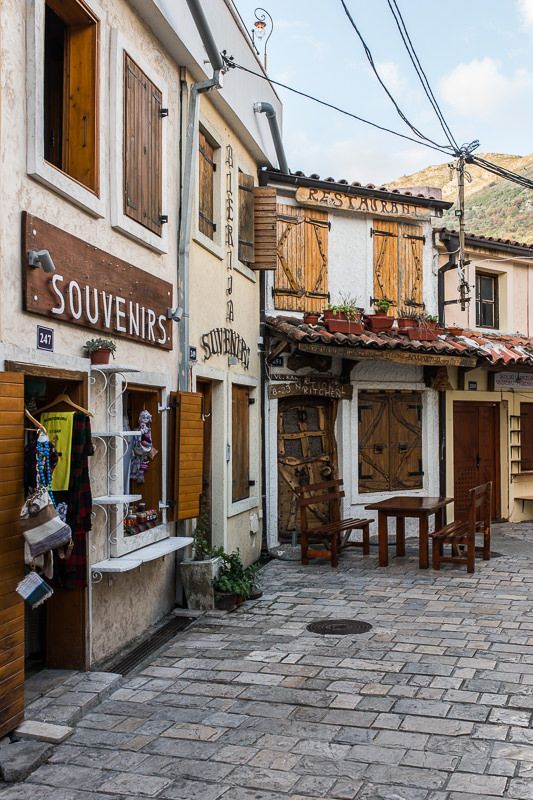 Süße Bars und kleine Läden in der Altstadt von Bar