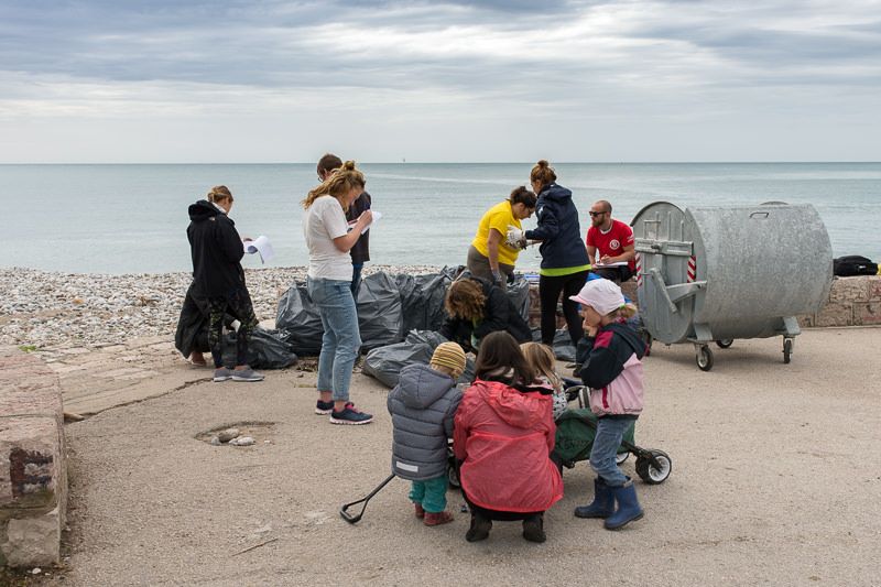 Marine Mammals Research Association, DMAD in Montenegro: Müll einsammeln am Strand