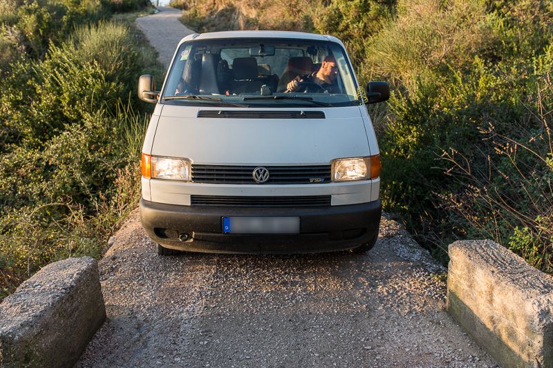 Schmaler Weg: Mit dem VW T4 durchs Nadelöhr