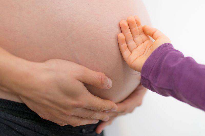 Ab der 24. Schwangerschaftswoche können auch andere die Bewegungen des Babys im Bauch spüren