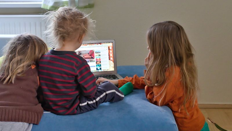 Medienkonsum: Kleine Kinder schauen am Laptop Youtube