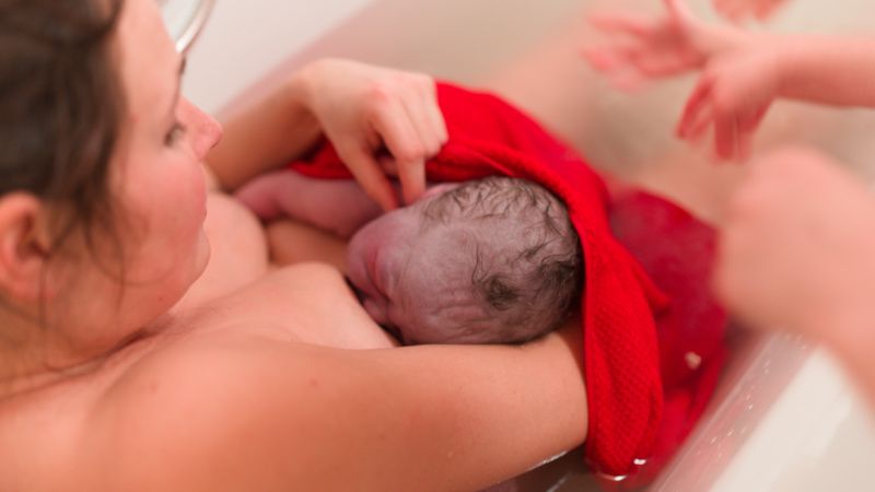 Haus- und Alleingeburt: Unser Neugeborenes nehme ich sofort an die Brust