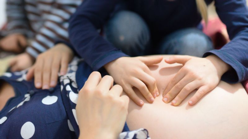 Babybauch abtasten und Kindslage ermitteln in der Schwangerschaft