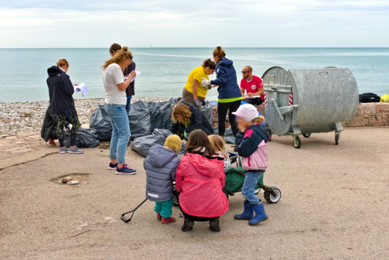 Um die Umwelt zu schützen, sammeln Mitarbeiter einer NGO Müll an einem Strand-Abschnitt (für die Wissenschaft)