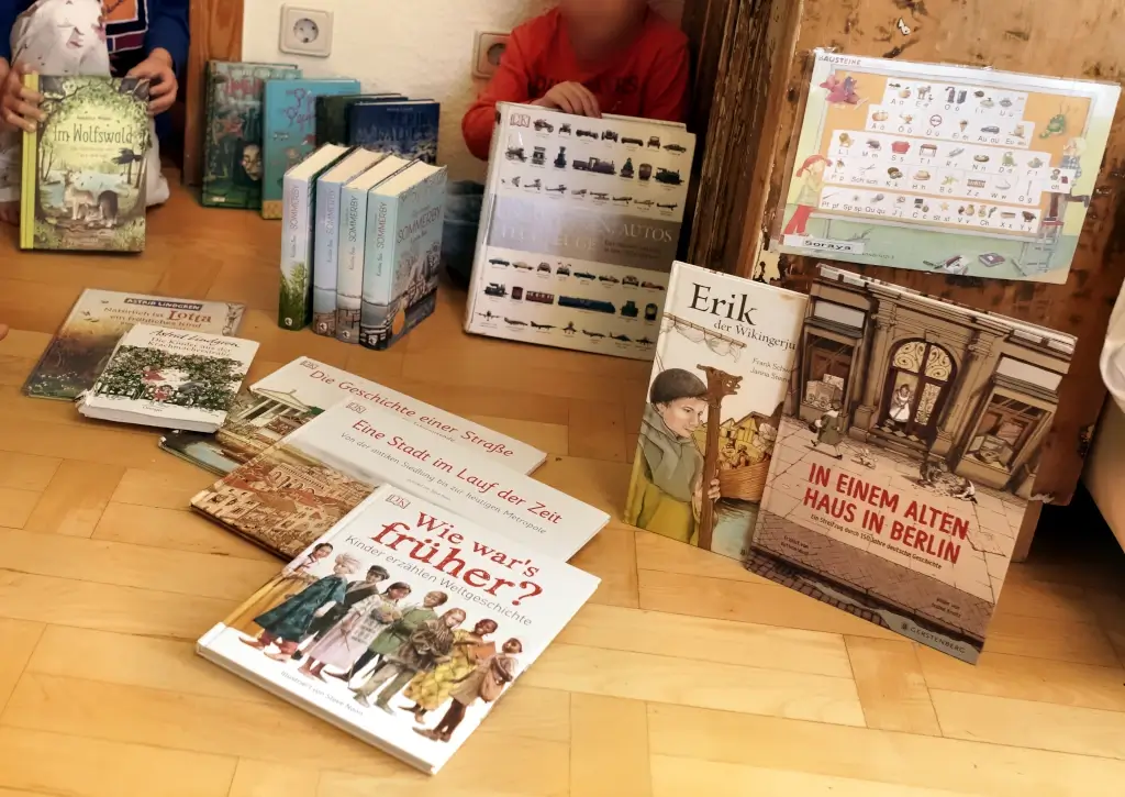 Gibt's bei Thalia: Vielfältige Kinder- und Familienbücher von Verlagen wie Oetinger, DK und Gerstenberg – inspirierende Leseschätze auf dem Fußboden ausgelegt