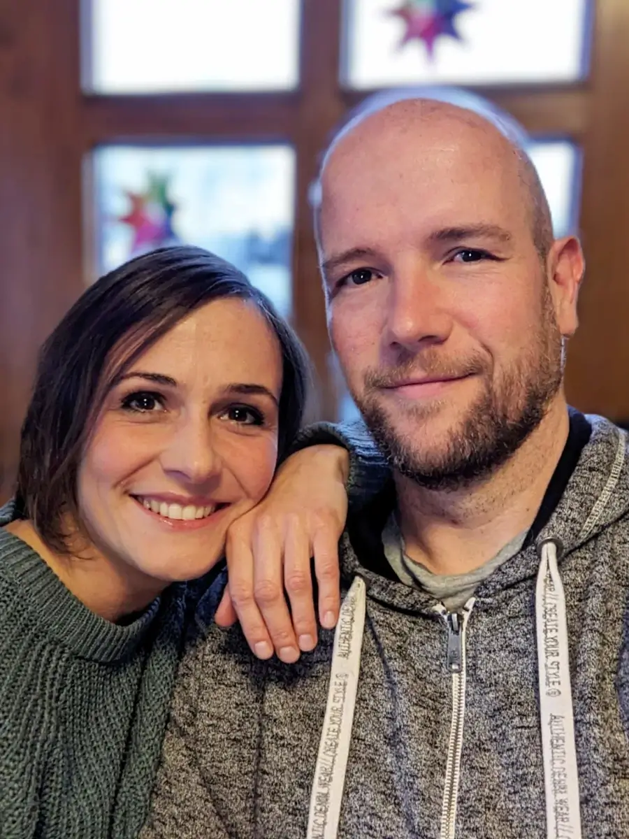 Evelin und Patrick Hager – das Paar hinter FreeYourFamily, lächelnd und nah beieinander