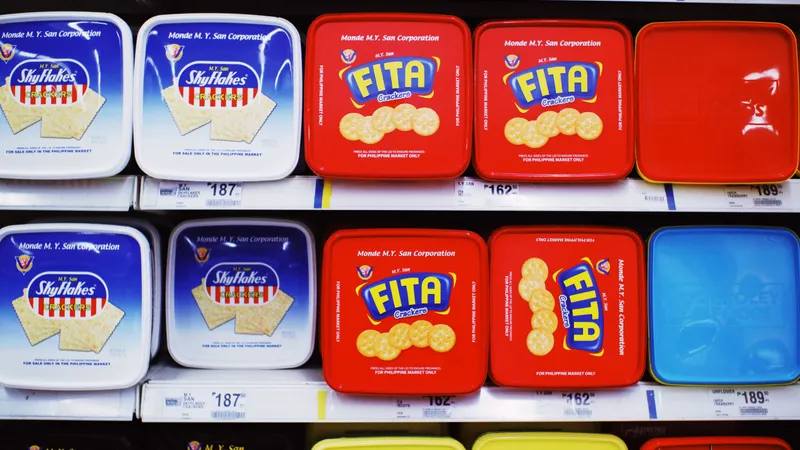 Farbenfroh verpackte Kekse und Snacks in einem Supermarktregal