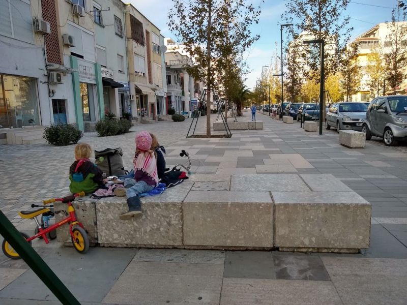 Albanien mit Kindern: Genug Platz zum Laufradfahren