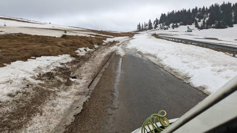 Ungeräumte, schneebedeckte Straße im Apuseni-Gebirge in Rumänien
