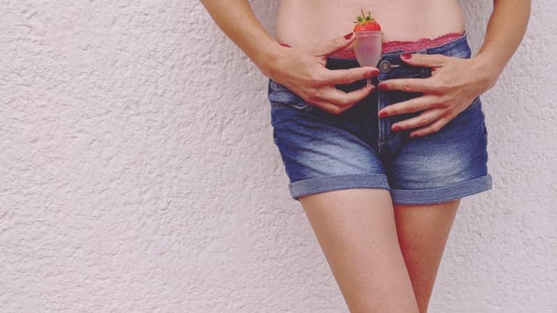 Menstruationstasse mit Erdbeere